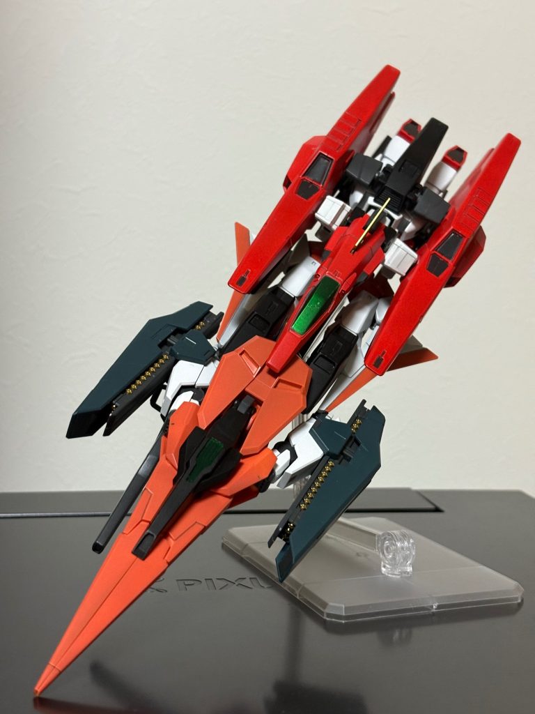 最後にアーチャーアリオスを。HGが2機前後に繋がってるためとても大きく、ボリュームはmgと遜色ないレベルです。この形態でのサポートパーツもGNアーチャー側に付属しているため、とても安定した作りになっています。