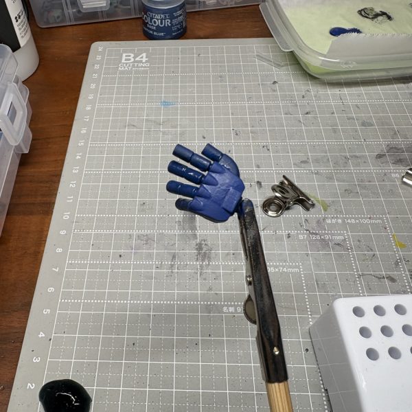 シタデルカラーでグフ塗りました。左手は指が個別に稼働するように分割しました。（2枚目）