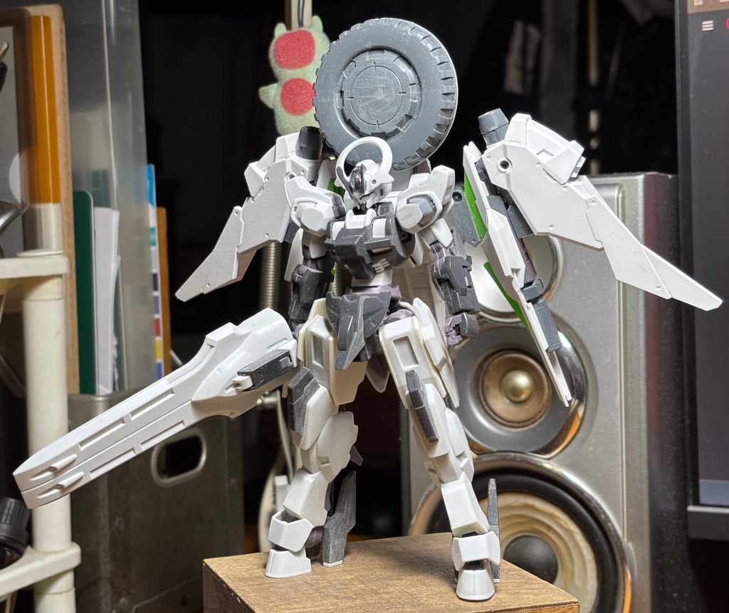 ↑ほとんど唯一あった工作箇所の分かりやすい写真です　かなり脚を太くしたのが分かります　靴と腹でけっこう縦も稼いでますね　追加パーツで上半身が大きく見えるようになるのを考慮してバランス調整したと思います