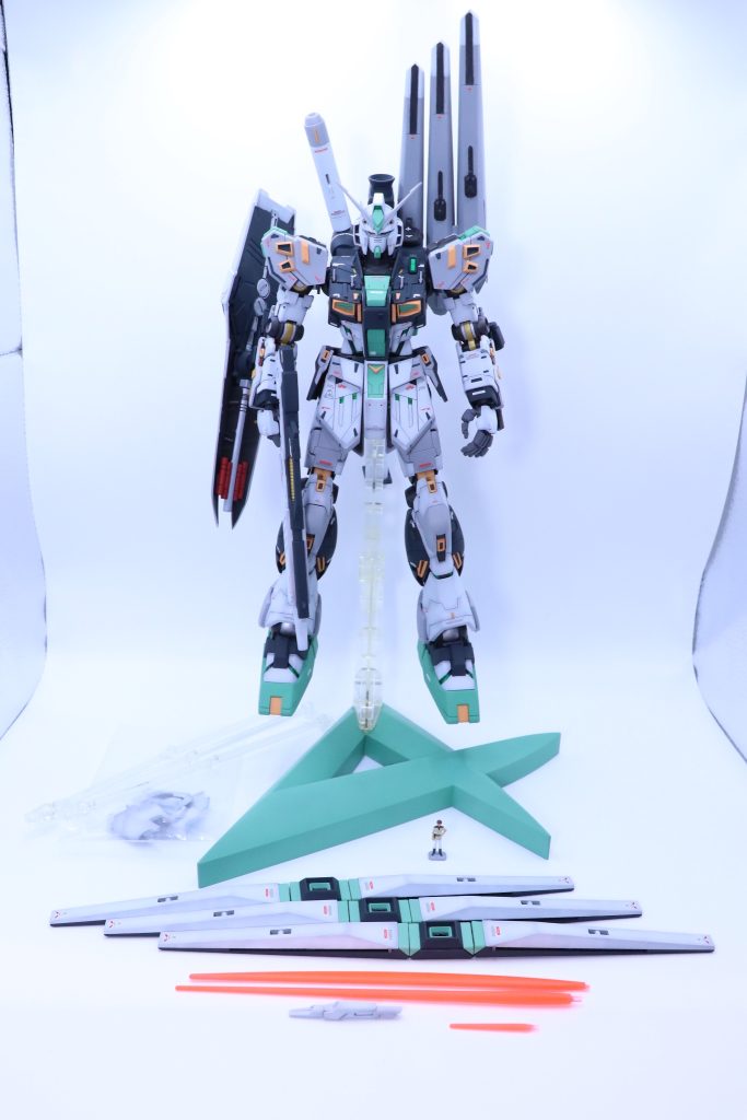 ディスプレイスタンドは量産型のグリーンで塗装してみました。
