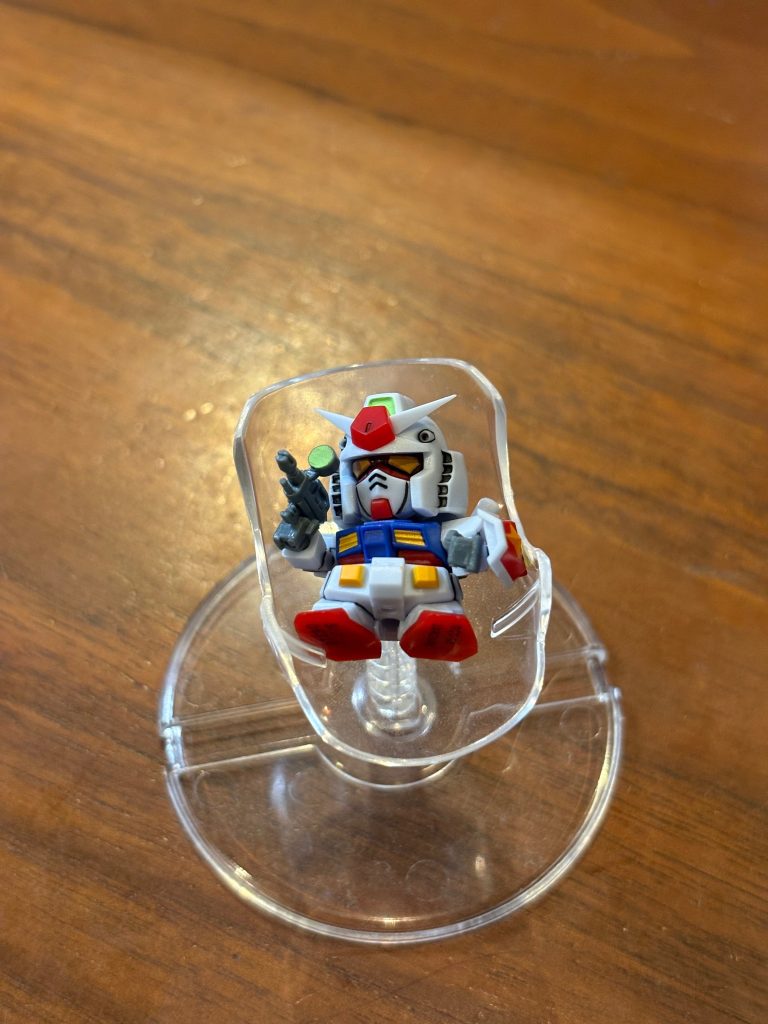 皆様からのコメントで教えていただいた下半身を入れ替えました。ハンモックはポケプラのメガリザードンXのスタンドです。