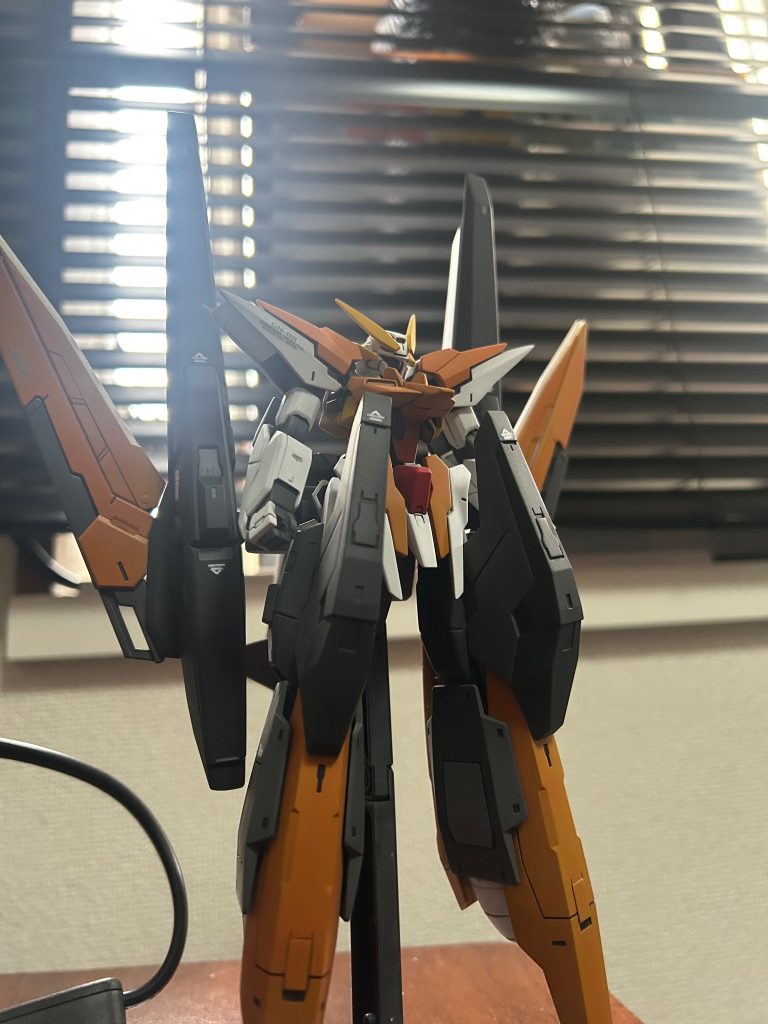 モールドの彫りなおし、アンテナのシャープ化、塗装は黒サフ→白グラデーション→サブ色グラデーション→メイン色→トップコートで深みが出るよう意識して作成しました。