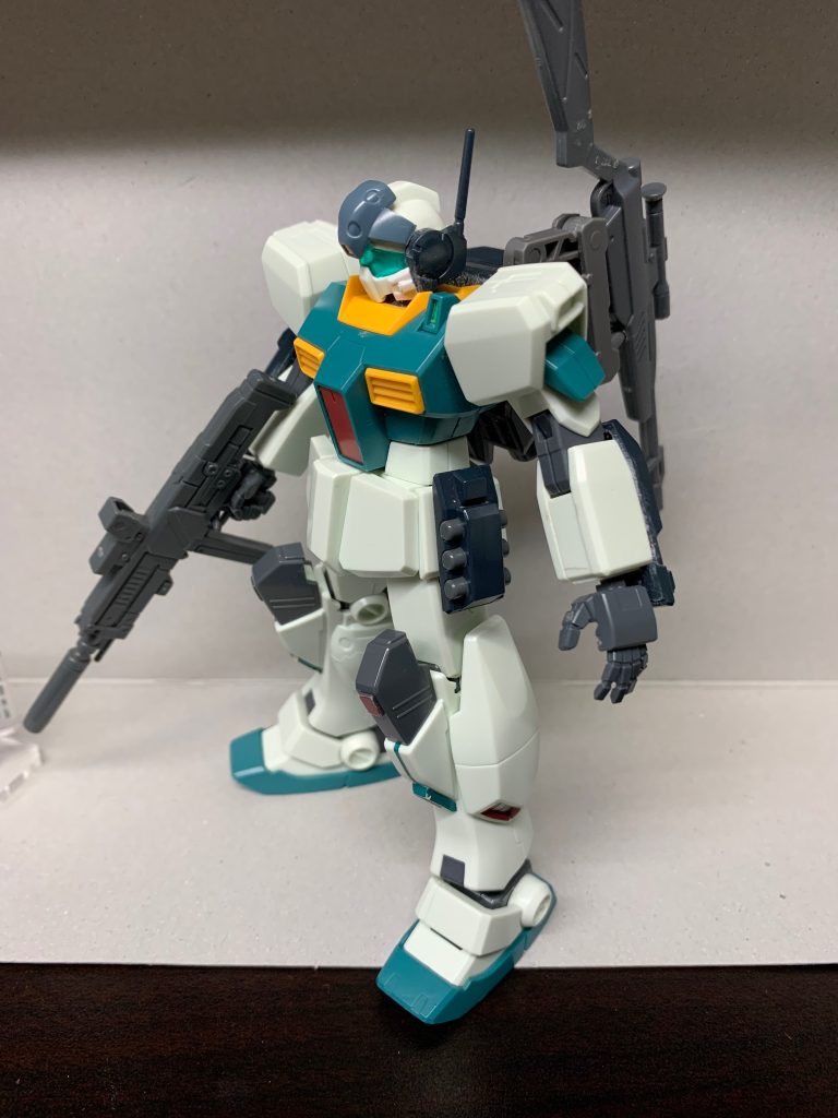 腰にはグレネードランチャーを装備。左側だけです。