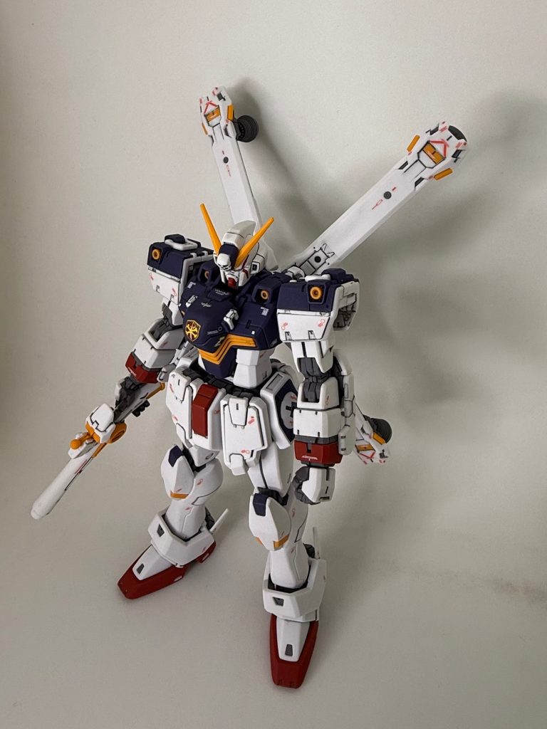 工作：ほぼなし。顔面の赤いラインと目を塗装した程度。仕上げ：墨入れ + RGのX2から持ってきた水転写デカール + つや消しスプレー。RGのディテールが優秀でスミ入れをしただけですが満足度高いです。今回のスミ入れは、過去に破損をさせた経験からランナー状態で行いました。※スミ入れ前に一旦分解しても、一度組んだパーツにはテンションがかかっているので。