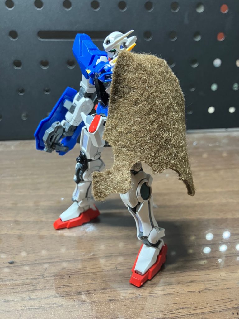 マントはそれっぽいフェルトを接着剤で貼ってそれっぽく切るだけの簡単な作業右腕を見てもらったら分かるんですが、GNコンデンサーが内側に向いていますね。これには訳があって、最初はグラハムフラッグと戦って大破した時のエクシアを作り、そこからリペアを作ったんですが…何回も腕を折りすぎて、作品自体はリペア1なんですが、実際には4、5回ほど修復を繰り返しました…最終的に別のガンプラの腕を拝借して形を整えたんですが、結果として腕の付け根の可動を失いました。悲しい