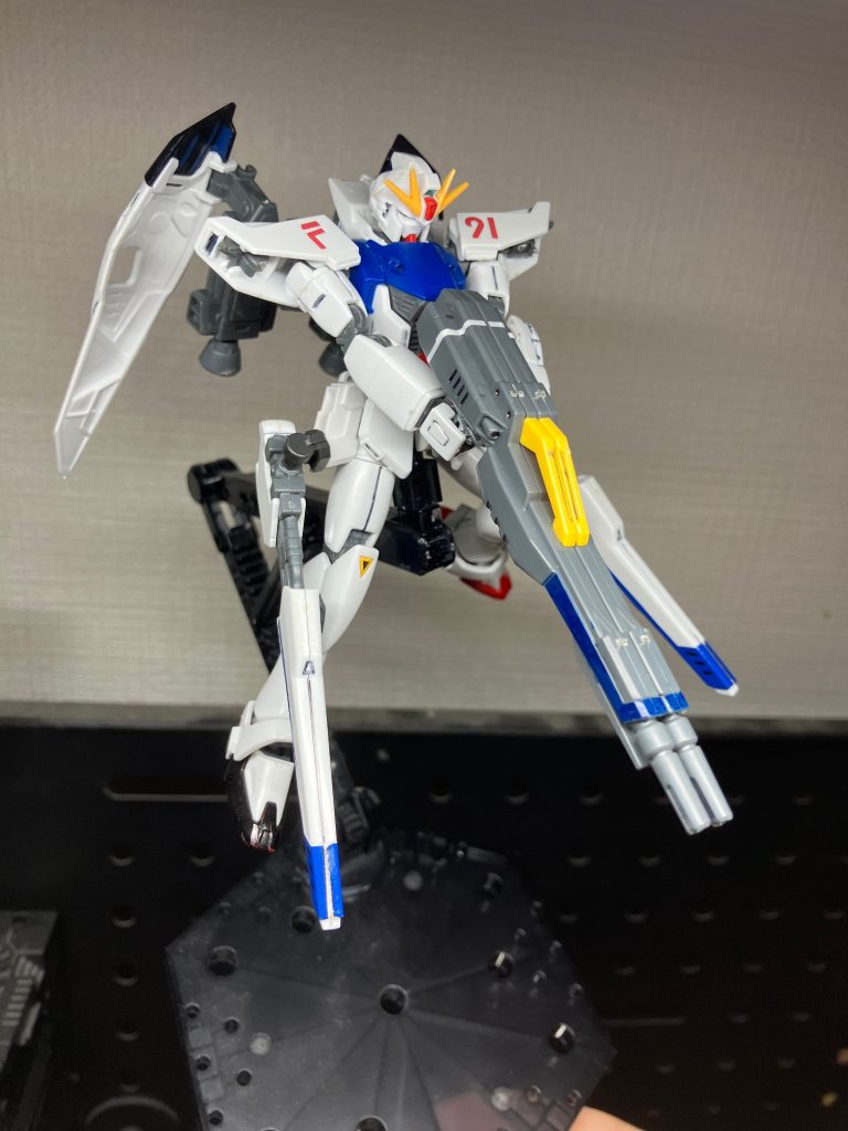 なんとぉー！！(一斉射撃風)元々F91についていたヴェスバーの根本がポッキリ逝ったので、ウイングゼロとのミキシングを考えました。ヴェスバーは腰部に取り付けていますえ？ビームサーベルとシールドはどこに格納するのかって？A,しるか