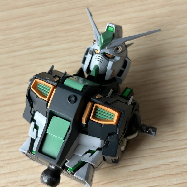 量産型機の特徴の黄緑色も綺麗に塗装できました。（2枚目）