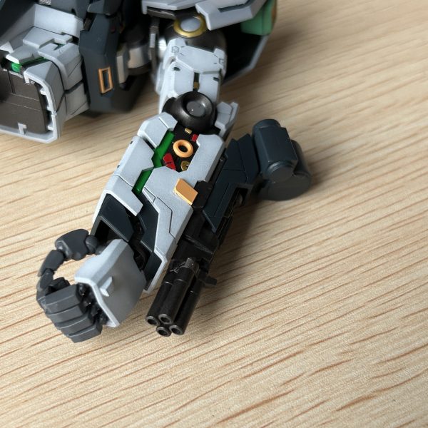 量産型機の特徴の黄緑色も綺麗に塗装できました。（5枚目）