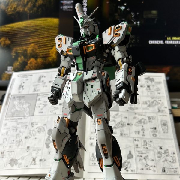 下半身の塗装、デカール貼り、艶消しコーティングまで完了。残すは武器、シールド、フィン・ファンネル、シェルフ・ノズルです。（1枚目）