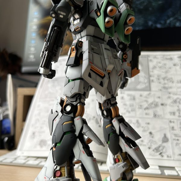 下半身の塗装、デカール貼り、艶消しコーティングまで完了。残すは武器、シールド、フィン・ファンネル、シェルフ・ノズルです。（2枚目）