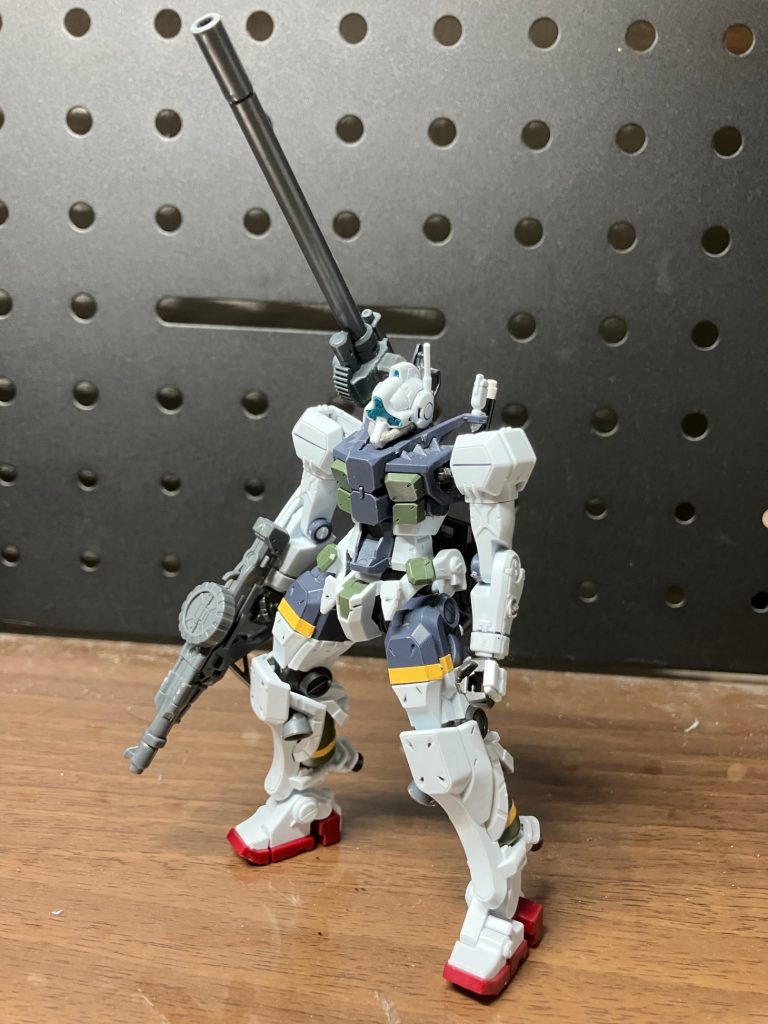 正面。ポリキャップレスのガンプラとなってるが故に、令和では珍しく頭部以外全て直接続なので超ゆるゆるです。残念
