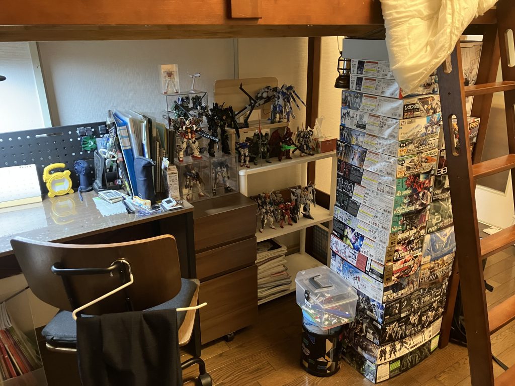 作品名：積みプラ&作業机<p>ガンプラが増えるごとに理想の作業場になります</p>
