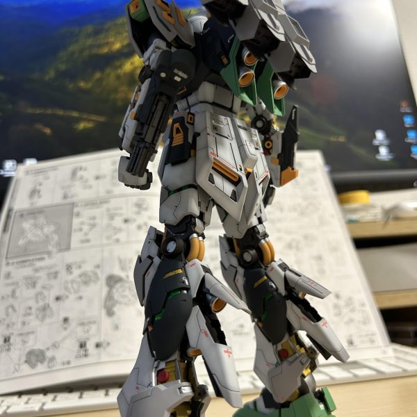フィン・ファンネルにプラ板を貼付けたりパテ盛ったりしながら作ってみました。（4枚目）