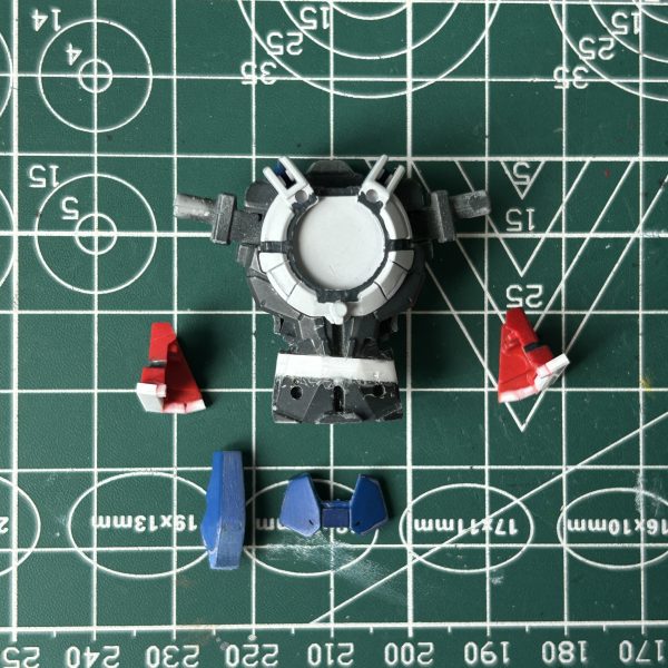 HG ガンダムエクシア リペア ではありません。以前作ったHG ガンダムエクシア（電装改造）のリペアです。プロポーションがどうにも好きになれなかったので手を入れてしまいました。手始めに腹部の3ミリ延長、首の2ミリ延長を行いました。（2枚目）