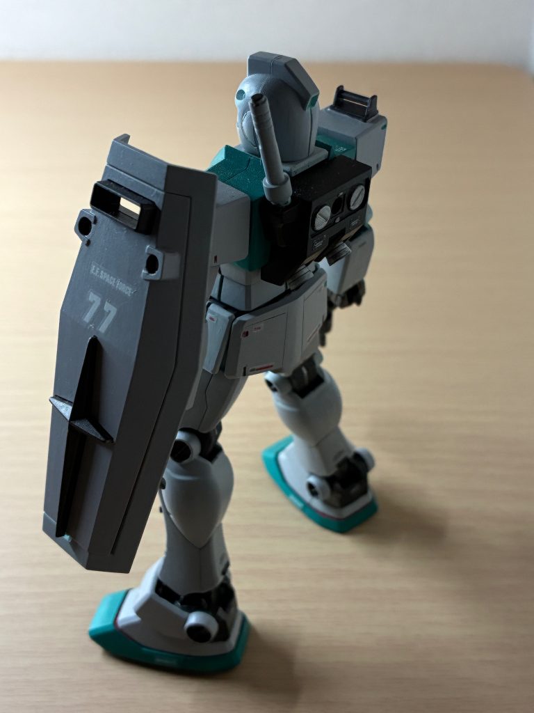 私は下処理等のサフを使用した事がなく、そのまま筆塗りしてます。ホコリも着いたままに、ベランダで缶スプレーのトップコートを吹付終了です。