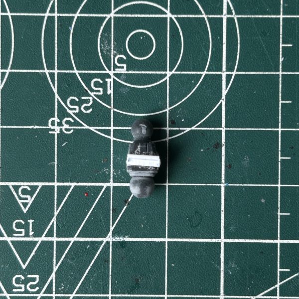 HG ガンダムエクシア リペア ではありません。以前作ったHG ガンダムエクシア（電装改造）のリペアです。プロポーションがどうにも好きになれなかったので手を入れてしまいました。手始めに腹部の3ミリ延長、首の2ミリ延長を行いました。（3枚目）