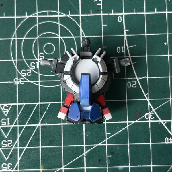 HG ガンダムエクシア リペア ではありません。以前作ったHG ガンダムエクシア（電装改造）のリペアです。プロポーションがどうにも好きになれなかったので手を入れてしまいました。手始めに腹部の3ミリ延長、首の2ミリ延長を行いました。（4枚目）