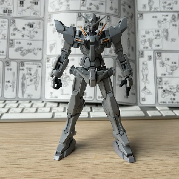 HGエクシアはショルダーアーマーが無茶苦茶大きくてバランスが崩壊しているので、薄刃ノコギリで切断して小型化を行いました。（2枚目）