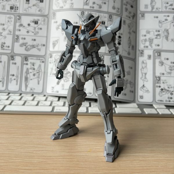 HGエクシアはショルダーアーマーが無茶苦茶大きくてバランスが崩壊しているので、薄刃ノコギリで切断して小型化を行いました。（1枚目）