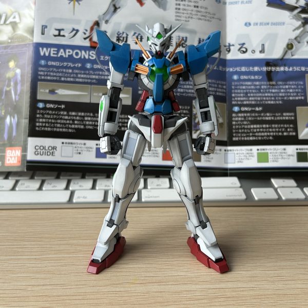 厄介なゴム製のケーブルですが、なにか代用として良いものがないかと探してみました。薄くて柔らかいけど頑丈で、それでいて滑らかな表面。さらには塗装もOKなもの・・・。ありました！クリアファイル（笑）さっそくケーブルをクリアファイルから切り出して作ってみました。いい感じです。作業的には塗装まで終わり、今週末にデカール探しのたびに出るまでは放置になります。（3枚目）
