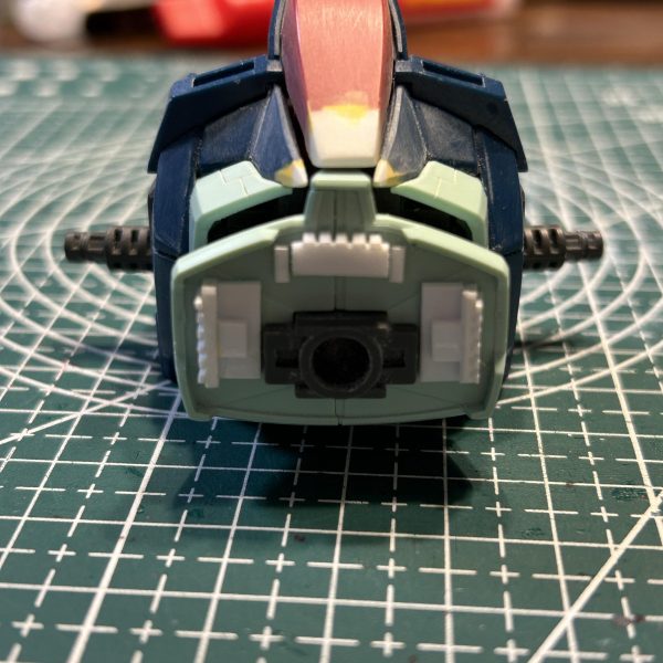 全体的に追加スジ彫りを入れました。大きな変更は、頭部のトサカとヘルメットの形状変更と胴体のコックピットハッチの形状変更を行いました。（3枚目）