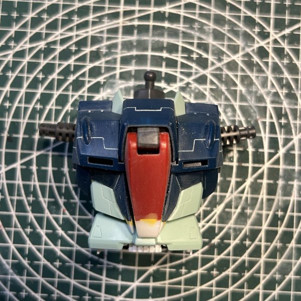 全体的に追加スジ彫りを入れました。大きな変更は、頭部のトサカとヘルメットの形状変更と胴体のコックピットハッチの形状変更を行いました。（2枚目）