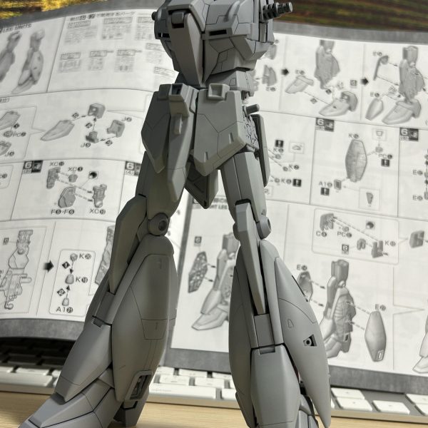 太股部分で脚を4ミリほど延長加工しました。また、胴体と腰の隙間が目立ったので、可動の邪魔にならない程度でメカチックなディテール追加を行いました。（2枚目）