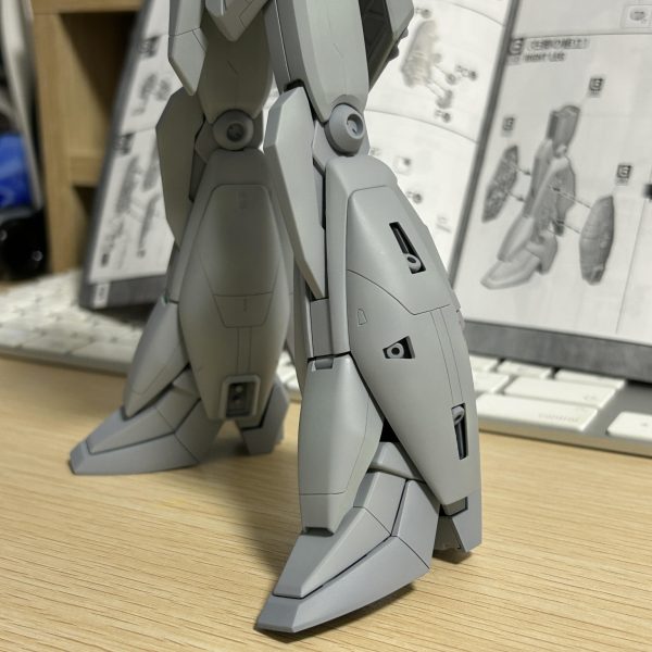 太股部分で脚を4ミリほど延長加工しました。また、胴体と腰の隙間が目立ったので、可動の邪魔にならない程度でメカチックなディテール追加を行いました。（3枚目）