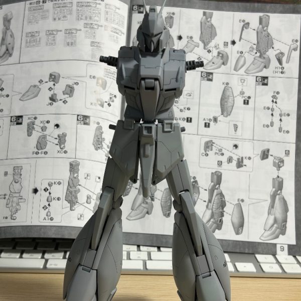 太股部分で脚を4ミリほど延長加工しました。また、胴体と腰の隙間が目立ったので、可動の邪魔にならない程度でメカチックなディテール追加を行いました。（1枚目）