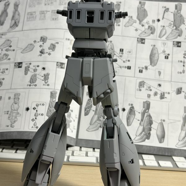 太股部分で脚を4ミリほど延長加工しました。また、胴体と腰の隙間が目立ったので、可動の邪魔にならない程度でメカチックなディテール追加を行いました。（4枚目）