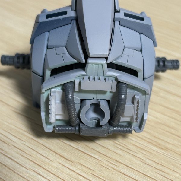 太股部分で脚を4ミリほど延長加工しました。また、胴体と腰の隙間が目立ったので、可動の邪魔にならない程度でメカチックなディテール追加を行いました。（5枚目）