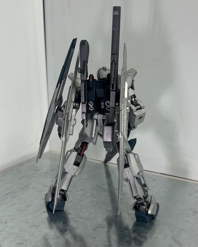 コンセプトは「WILD BEAST」です。ケモノです。だから荒々しく！まぁ、制作動機は百式ってガンダムタイプらしいけど言うほどガンダムじゃないよね→だったら作れば良いだろ！です。単純にゼータ顔にしたかっただけとも。