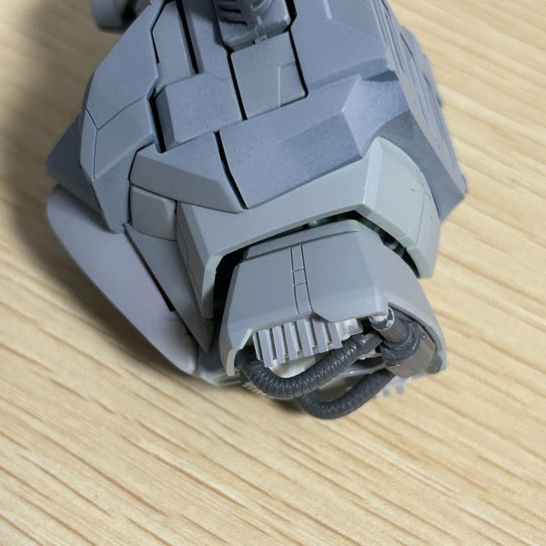 太股部分で脚を4ミリほど延長加工しました。また、胴体と腰の隙間が目立ったので、可動の邪魔にならない程度でメカチックなディテール追加を行いました。（6枚目）