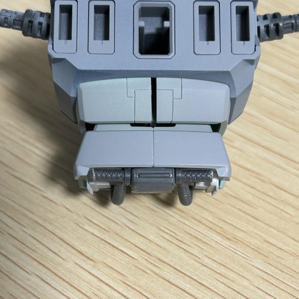 太股部分で脚を4ミリほど延長加工しました。また、胴体と腰の隙間が目立ったので、可動の邪魔にならない程度でメカチックなディテール追加を行いました。（7枚目）