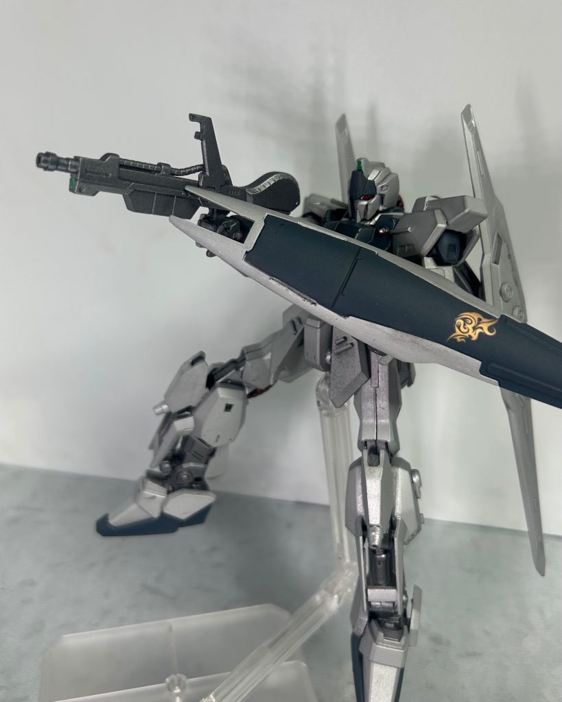 ガンプラバトルにおける自分専用機を作るに当たってとりあえず重視したのは「引き撃ち」ができる機体。平たく言えば、一定距離を保ちつつ豊富な射撃武器にて攻撃を仕掛けるスタイル。突っ込んで来る敵には大量の弾を、引く敵には弾速がある弾で一撃で…。ある程度のロボゲーをやってきた経験上、大体そのくらいの戦法に落ち着くのです。適宜使い分けが出来る事が重要です。