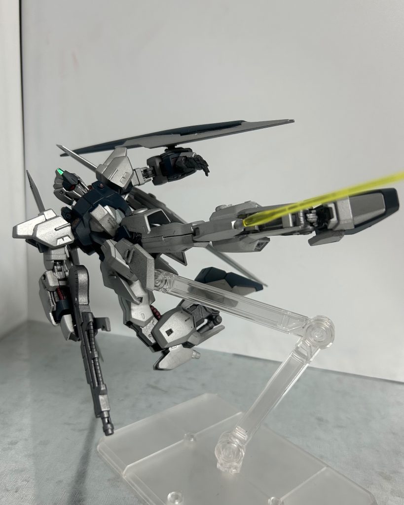 一気に接近されたら？緊急時には脚部ビームサーベルにて体制を躱しつつ蹴り！