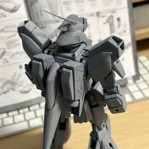 全体的にディテールが少なくノッペリした感じがしたので、追加スジ彫りを入れて情報量を増やしてみました。（1枚目）