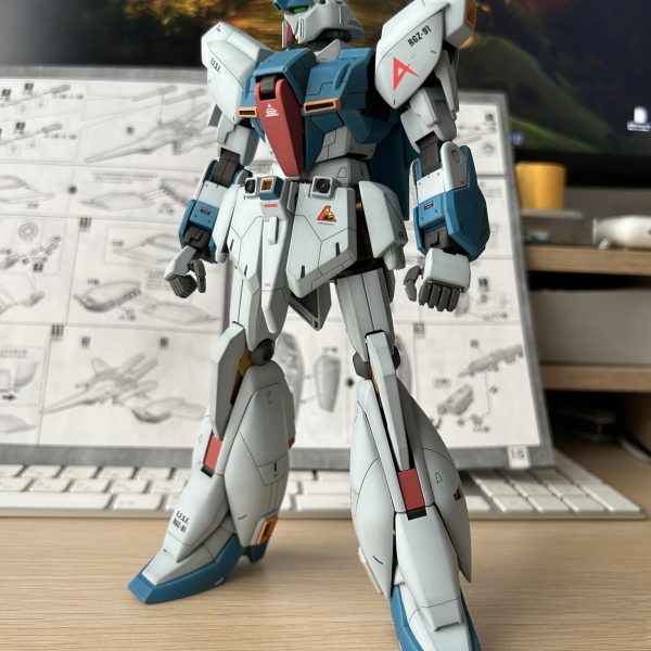 本体と武装、それと中古で入手したMG Zガンダム ver.1.0のハイパーメガランチャーまで完成しました。ビーム・ライフルは構える際に邪魔になるマガジンとバットストックの位置を変更しました。残るはバックウェポンシステムのみ！（2枚目）