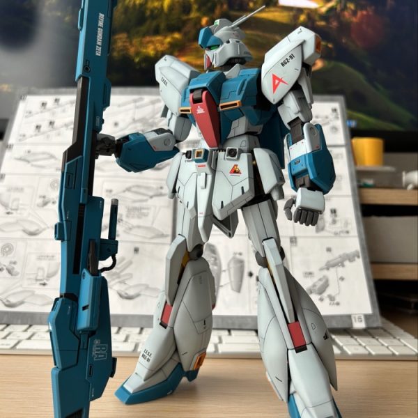 本体と武装、それと中古で入手したMG Zガンダム ver.1.0のハイパーメガランチャーまで完成しました。ビーム・ライフルは構える際に邪魔になるマガジンとバットストックの位置を変更しました。残るはバックウェポンシステムのみ！（1枚目）