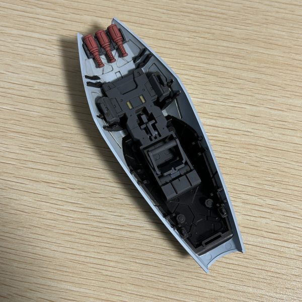本体と武装、それと中古で入手したMG Zガンダム ver.1.0のハイパーメガランチャーまで完成しました。ビーム・ライフルは構える際に邪魔になるマガジンとバットストックの位置を変更しました。残るはバックウェポンシステムのみ！（3枚目）