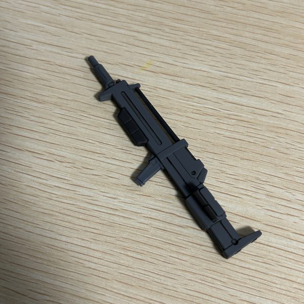 本体と武装、それと中古で入手したMG Zガンダム ver.1.0のハイパーメガランチャーまで完成しました。ビーム・ライフルは構える際に邪魔になるマガジンとバットストックの位置を変更しました。残るはバックウェポンシステムのみ！（5枚目）