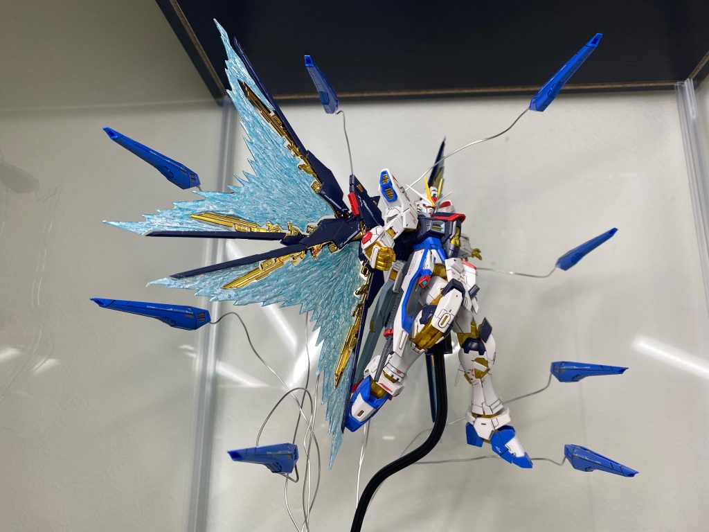 下からのアングル光の翼も100均の透明アクリル板とボンドで作成✨色はガンダムマーカーの光の翼！🪽