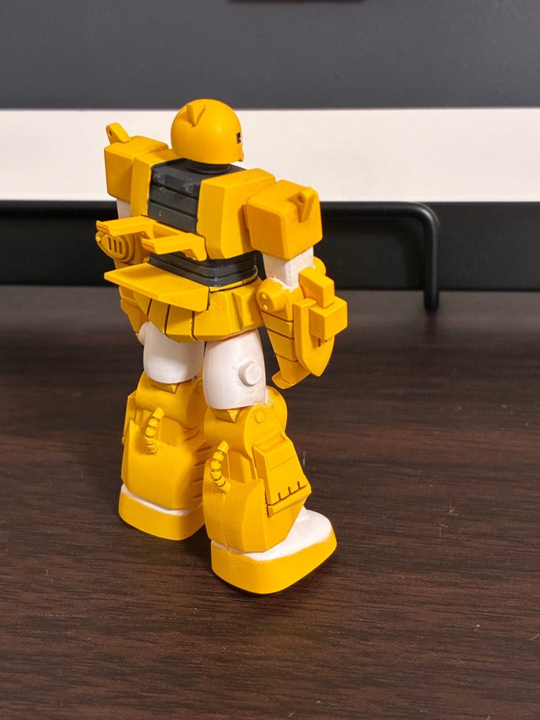 1体目はストレート組み。ピンクサフを吹いた後ガンダムイエローで塗装。あとは水性塗料を用いてイエロー以外を塗装して、はみ出た部分をマジックリン等で拭き取りました。