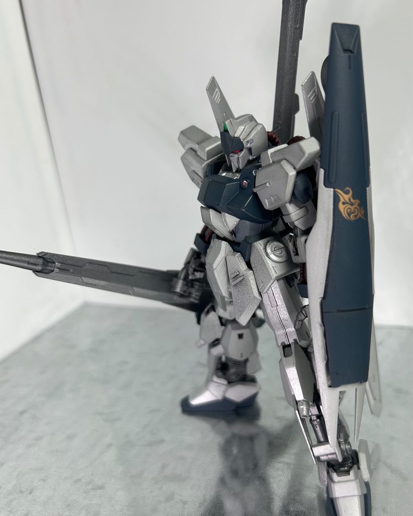Type−HuntRaidHeight:19.1mWeight:60.2tWeapon:ロングレンジライフル&nbsp; &nbsp; &nbsp; &nbsp; &nbsp; &nbsp; &nbsp; &nbsp;ビームライフル&nbsp; &nbsp; &nbsp; &nbsp; &nbsp; &nbsp; &nbsp; &nbsp;クレイバズーカ&nbsp; &nbsp; &nbsp; &nbsp; &nbsp; &nbsp; &nbsp; &nbsp;ビームサーベル&nbsp; &nbsp; &nbsp; &nbsp; &nbsp; &nbsp; &nbsp; &nbsp;頭部バルカン砲&nbsp; &nbsp; &nbsp; &nbsp; &nbsp; &nbsp; &nbsp; &nbsp;胸部バルカン砲&nbsp; &nbsp; &nbsp; &nbsp; &nbsp; &nbsp; &nbsp; &nbsp;レッグサーベル&nbsp; &nbsp; &nbsp; &nbsp; &nbsp; &nbsp; &nbsp; &nbsp;バインダーキャノン軽快な運動性を誇る百式ではあるが、本機は運動性をマイルドに調整する事によりその分のパラメータを武装に大きく振ったのが本機である。その攻撃性はまさに獲物を狙う狩人と言えるだろう。機体バランスは数値的には、攻撃性能が突出した軽量型といった趣きではあるが、操作感は挙動に独自のクセが出てしまっている。シールドは対弾性能は重視されておらず、むしろカウンターウェイトとしての側面が大きい。