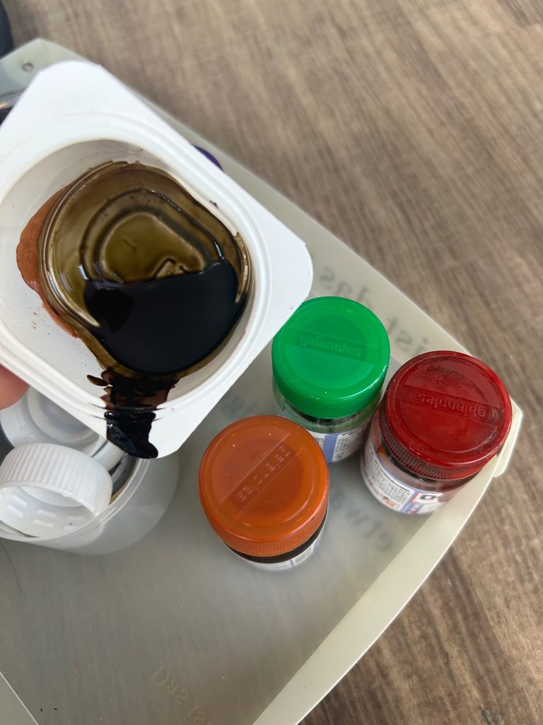クリア3色で、グリーン強めの茶色に調色。