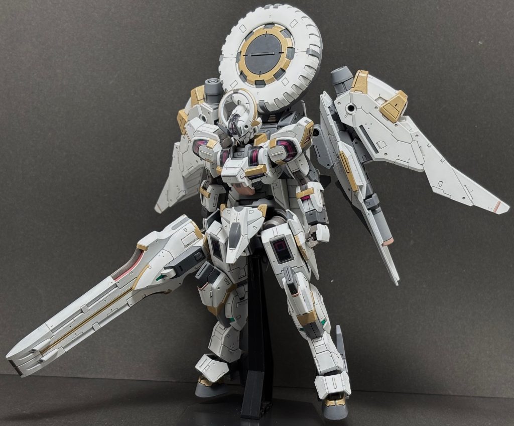 全部合わせるとこうなります　メテオホッパーの羽的なパーツに天使味を感じたのでそっち方向に舵を切りました　ファンタジーロボ風味です