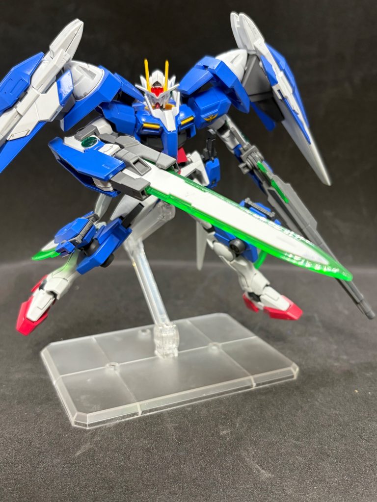 主武装はGNソードⅢとGNブラスター、サブウェポンとしてGNソードⅡとGNカタールがある。