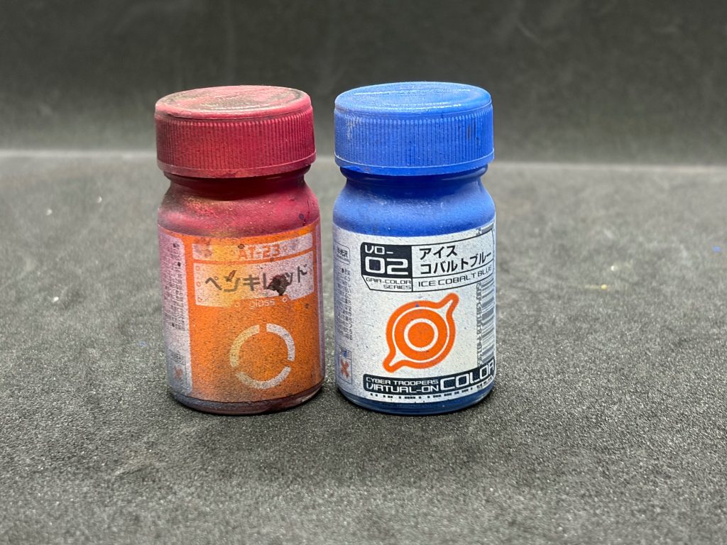 白は成型色、他は塗装してます。メインカラーはこの辺を使いつつ、オーライザーのコックピットはシルバーを塗ったり、地味なとこにも手を加えてます。