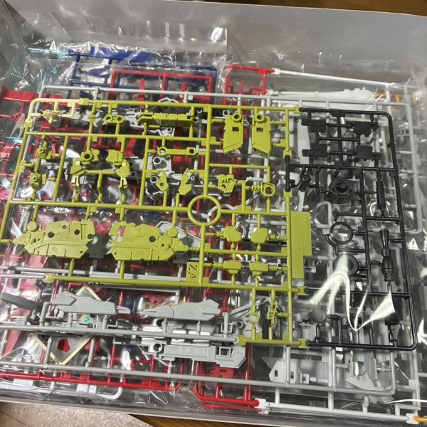 箱を一回、開けて…量の多さに、そーっと閉じました笑まずはゼウスシルエットから始めています。1週間前から、ランナーからパーツ切り出しては、引けを磨いたりと、その繰り返しで、磨き甲斐ありすぎでした。ゼウスシルエットは、あまり派手にディテール追加などはせずにサクッと作る予定で、始めたけどスラスター部分に、コトブキヤのパーツを入れたり、しいたけディテールを作ってみたりと…この辺で止めておこう、バランス重視で作りますよ。重くしてはいけない…塗装もゼウスのまとまった部分ごとに、ゆっくり制作していきます。（2枚目）