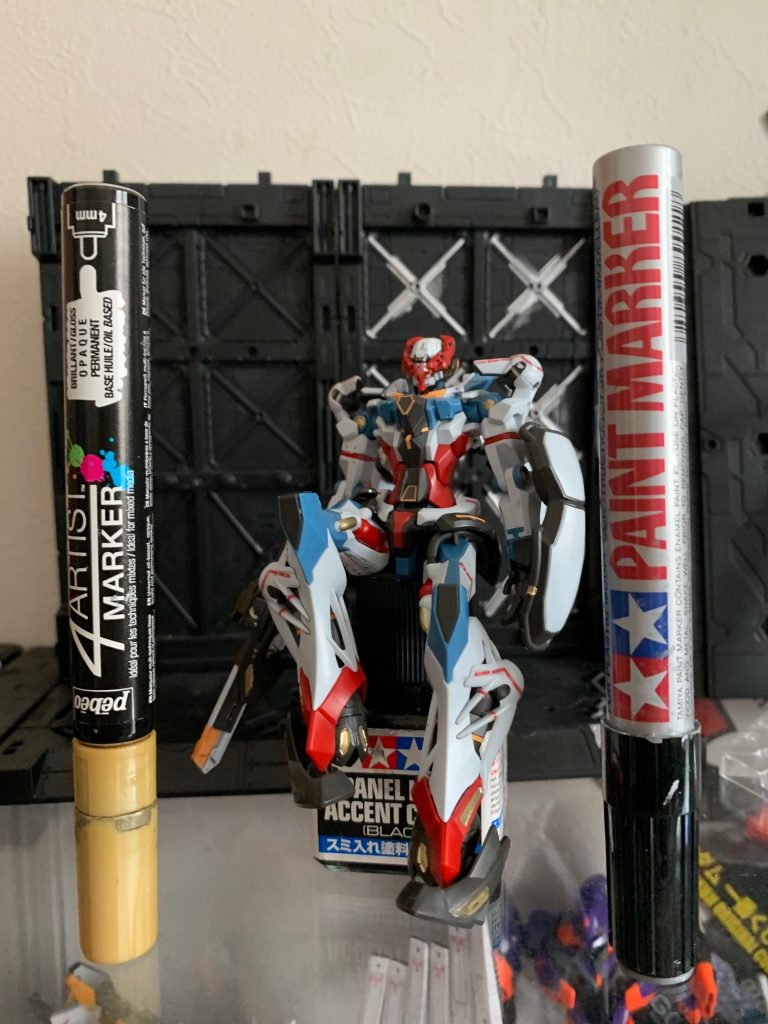 今回使用したものはこちらゴールドとシルバーペン、流し入れタイプの墨入れ塗料です！